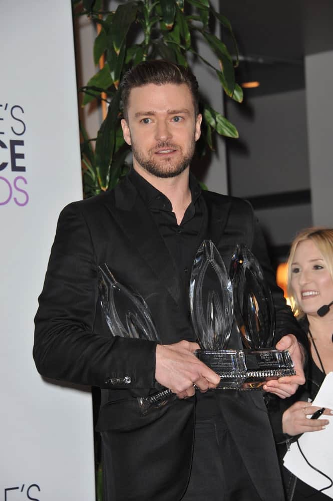 The actor looked dapper with his semi slicked back hair, well-trimmed beard, and black, sophisticated suit. This photo was taken at the People's Choice Awards 2014 where he bagged loads of awards.