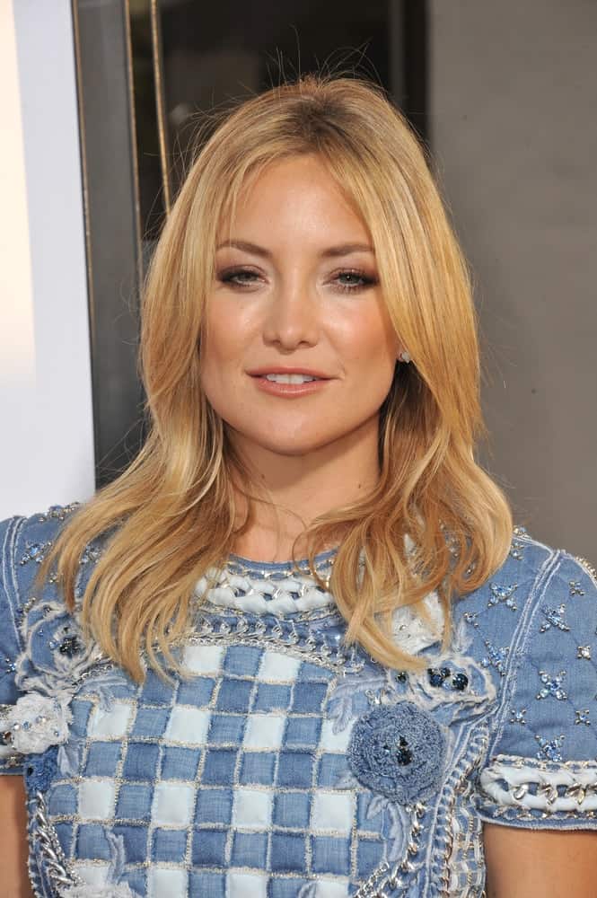 Kate Hudson's center-parted layered and loose sandy blond hairstyle paired quite well with her denim-colored patterned dress at the Los Angeles premiere for her HBO film "Clear History" at the Cinerama Dome, Hollywood on July 31, 2013.