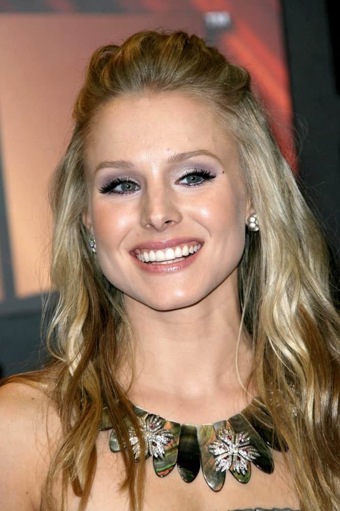 Kristen Bell styled her highlighted waves with a slick half updo during the VH1's 14th Annual Critic's Choice Awards held on January 8, 2009, at Santa Monica Civic Auditorium.