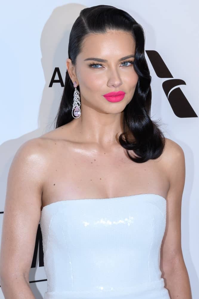 The 27th annual Elton John AIDS Foundation party 2019 was attended by Adriana Lima who has a black side-swept wavy hair to emphasize her gorgeous earrings.