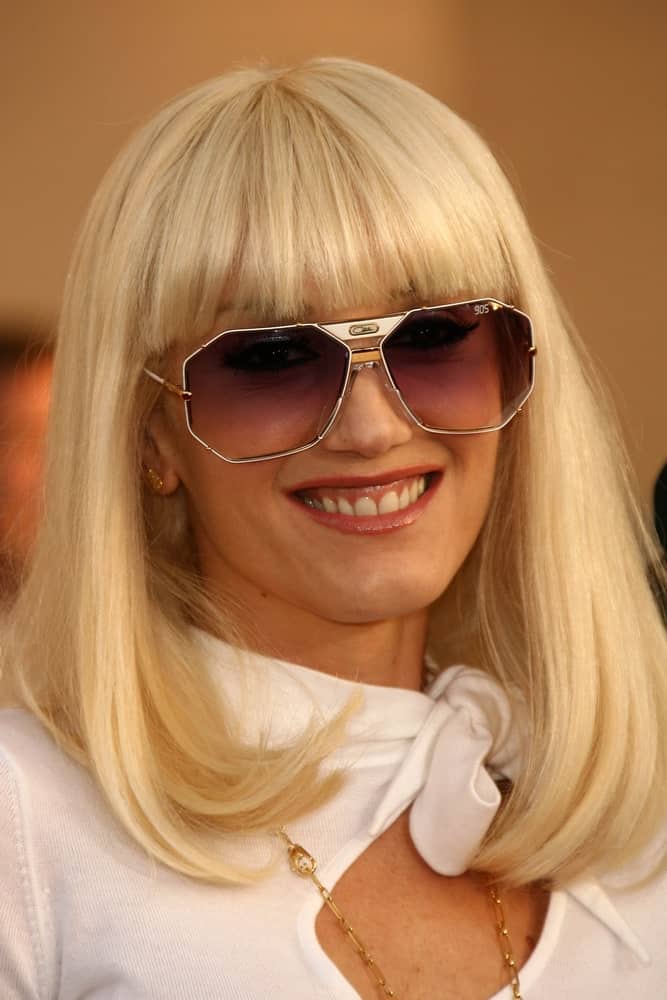 Gwen Stefani went with blunt curtain bangs with her long blond bob hairstyle at the 34th Annual American Music Awards at Shrine Auditorium last November 21, 2006 in Los Angeles, CA.