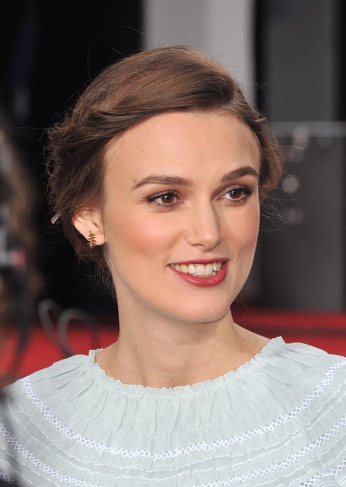 On January 11, 2015, Keira Knightley attended the 72nd Annual Golden Globe Awards at the Beverly Hilton Hotel in Beverly Hills. Her simple yet lovely white dress was paired with a messy bun hairstyle with side-swept bangs.