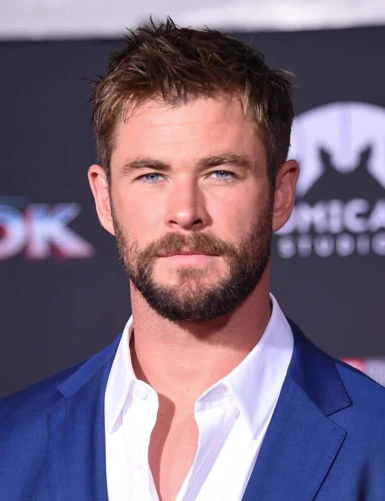 During the 2017 world premiere of Thor Ragnarok, the actor arrived with his short spiky hairstyle and beard wearing a dapper blue suit.