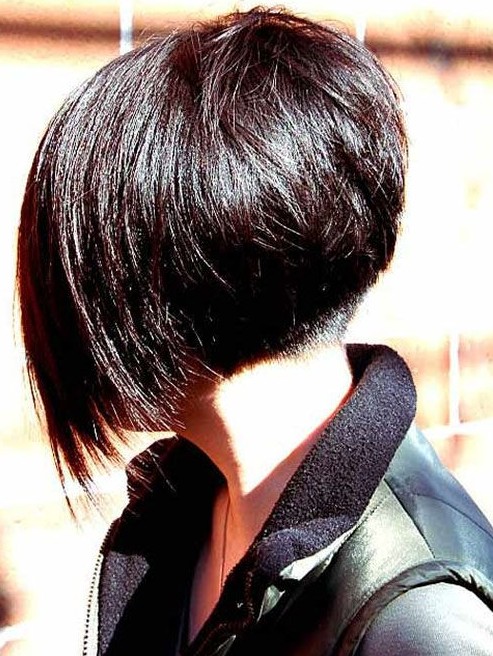 Short Angled Bob Hairstyle - Chic Bob Cut for Women