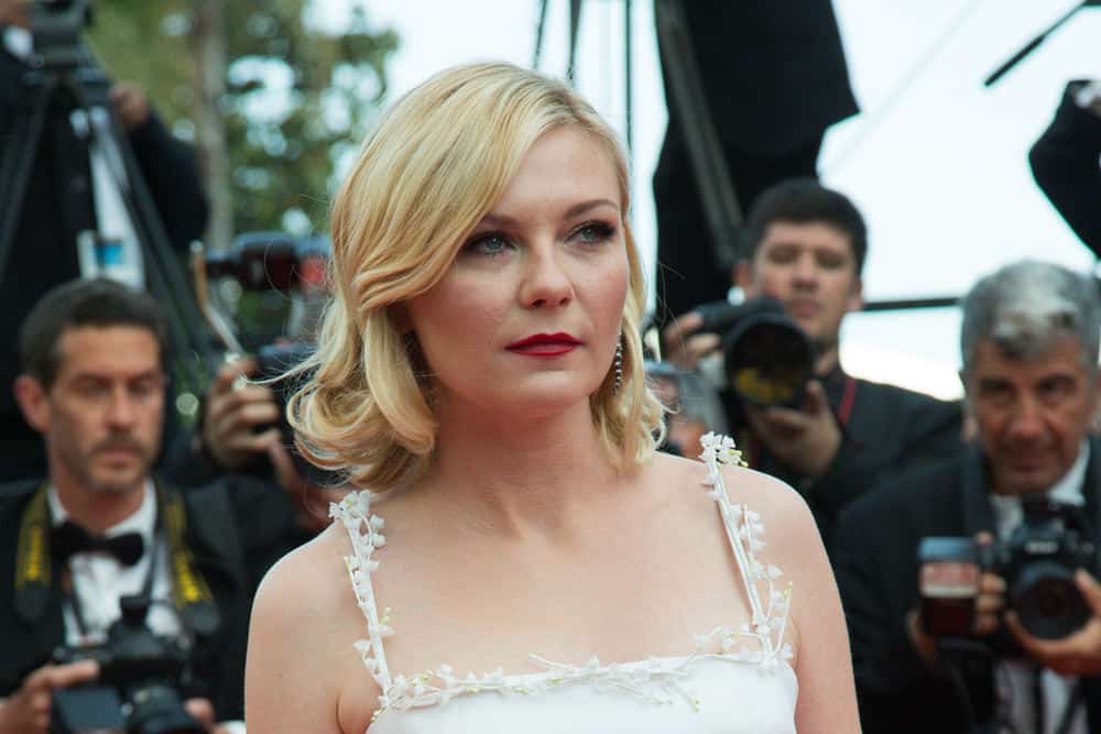 45.Kirsten Dunst with shoulder grazing lob