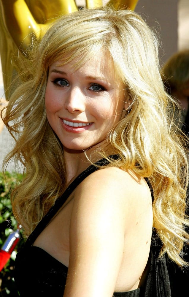 During the 2007 Primetime Creative Arts Emmy Awards on September 8th, Kristen Bell wore a simple black dress along with her voluminous tousled waves.