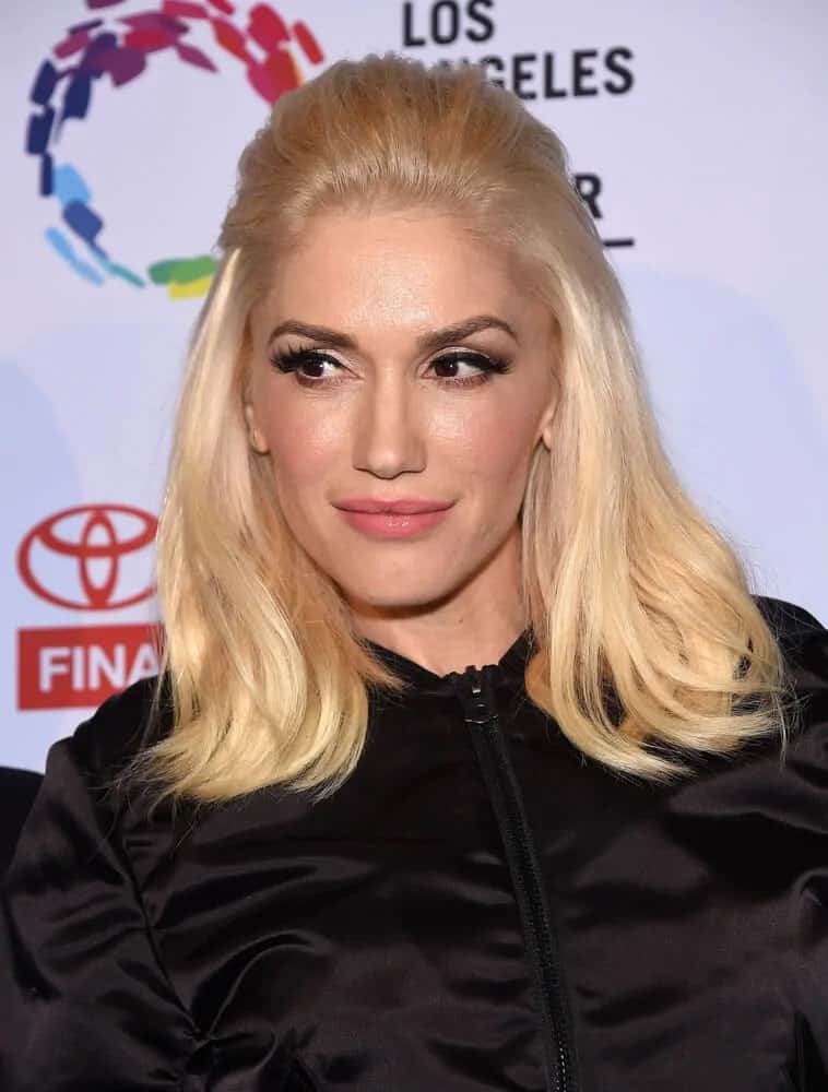 Gwen Stefani attended the An Evening With Women last May 16, 2015 in a simple, medium-length half-up hairstyle that goes quite well with her all-black outfit and simple make up.