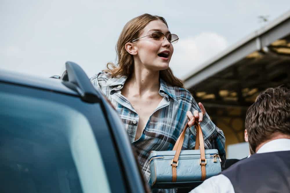 Gigi Hadid waved goodbye to her fans on September 22, 2018 after Roberto Cavalli fashion show at Milan Fashion Week Spring/Summer 2019. She was seen in a loose plaid shirt with loose and tousled hair.