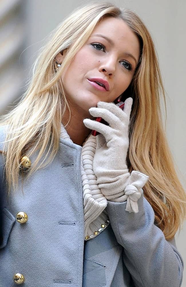 Blake Lively was on location for Gossip Girl Season Three Shooting in Manhattan, New York last November 9, 2009 wearing a gorgeous winter coat that emphasized her loose and wavy sandy blond hairstyle.