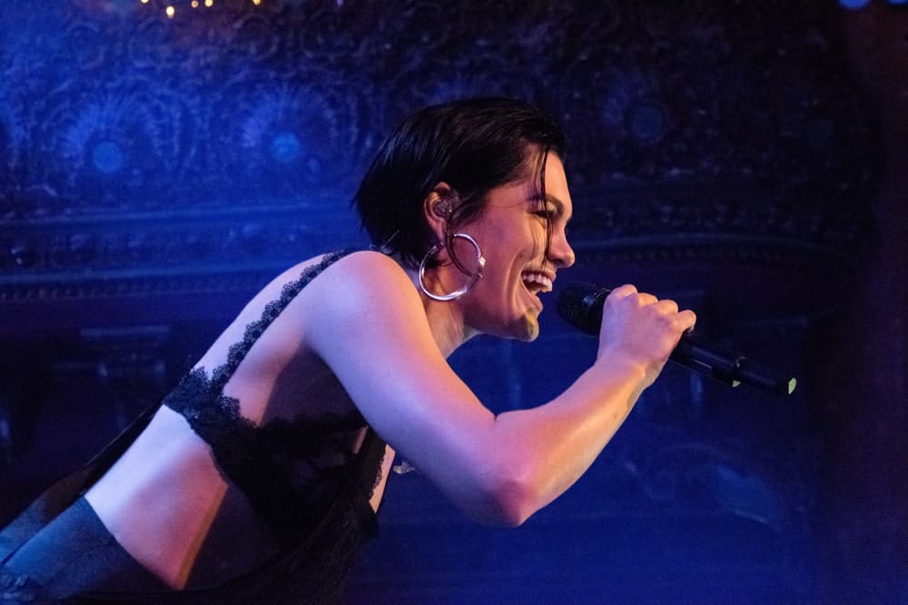 Last October 28,2017, Jessie J was in concert at the Great American Music Hall in San Francisco with her sexy outfit and a slick long pixie hairstyle slightly tousled.