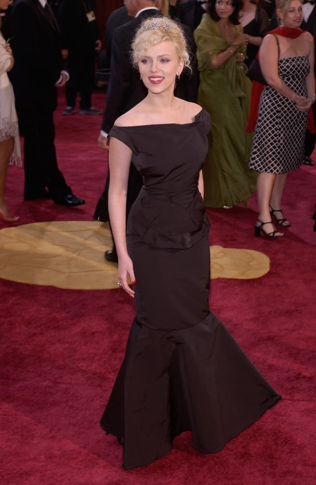 Scarlett Johansson paired her elegant black long dress with a gorgeous curly upstyle with floral pins at the 77th Annual Academy Awards at the Kodak Theatre in Hollywood, CA on February 27, 2005.