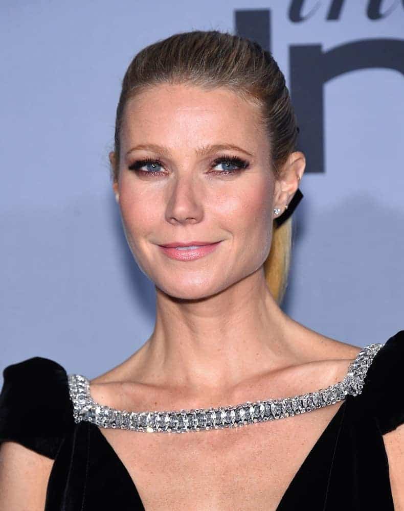 Gwyneth tied her straight blonde locks with a ribbon in a high ponytail as she arrives at the InStyle Awards 2015 on October 26, 2015.