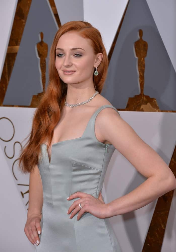 The actress completed her ravishing look with side-parted auburn waves worn at the 88th Academy Awards at the Dolby Theatre, Hollywood on February 28, 2016.