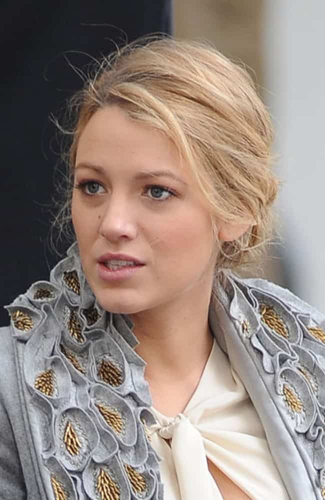 Blake Lively was on location for Gossip Girl Season Three Shooting in Manhattan, New York, back in October 14, 2009. She was lovely in her light blue outfit and her messy half-up sandy blond hairstyle.