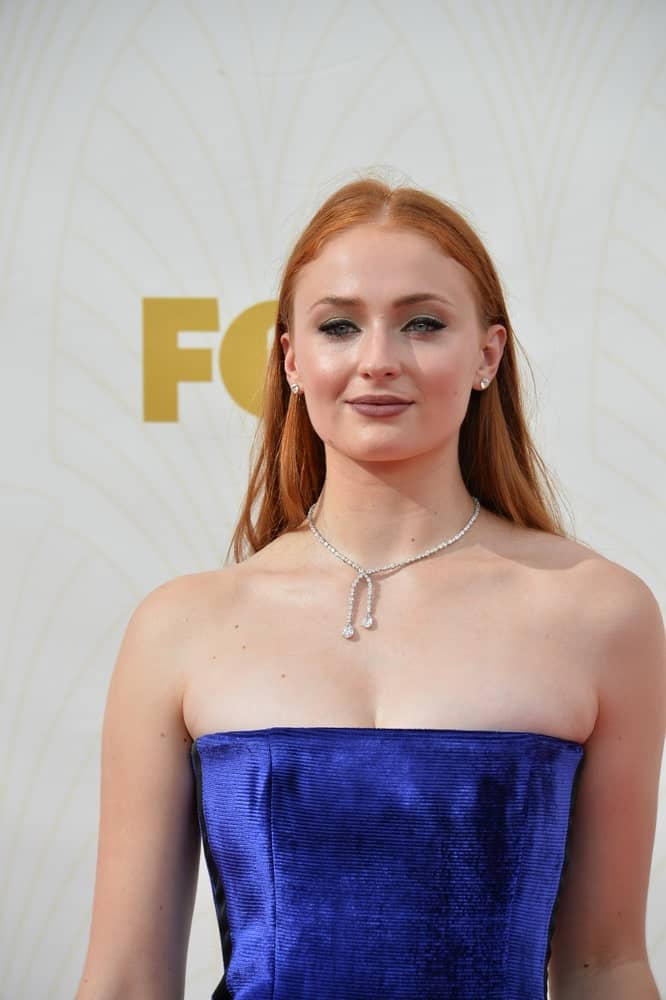 The actress opted for a center-parted loose hairstyle complemented with silver accessories and a vibrant blue tube top during the 67th Primetime Emmy Awards on September 20, 2015.