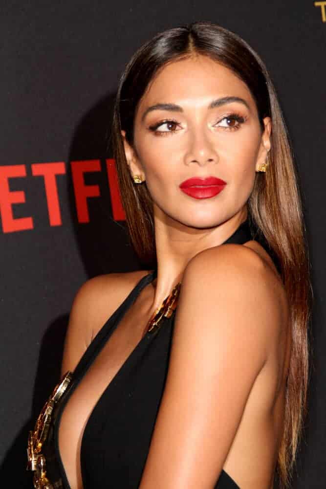 Nicole Scherzinger overflowed with class and elegance as she wore this center-parted, straight hairstyle during the Netflix 2016 Golden Globes After Party.