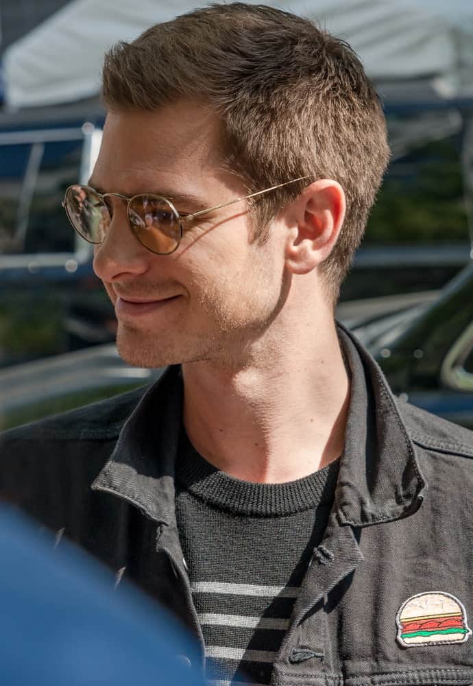 Andrew Garfield was spotted on 2017 Toronto International Film Festival on September 12th in a casual getup along with his round sunglasses. He had a short haircut with some spikes in front. 