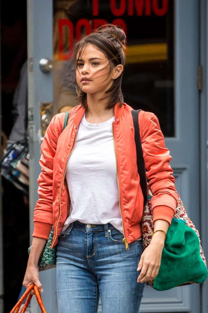 Selena Gomez was seen filming her new Woody Allen movie on September 19, 2017 in New York City. She looked great in her casual clothes and messy high bun half up hairstyle.