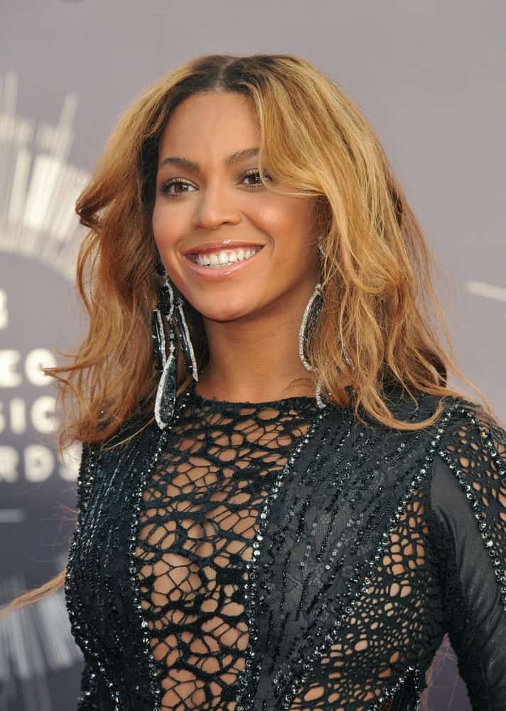 Singer Beyonce Knowles exhibited a sexy aura with her sultry black dress and her mid-length locks styled with blonde beach waves. This look was worn at the 2014 MTV Video Music Awards at the Forum, Los Angeles on August 24, 2014.