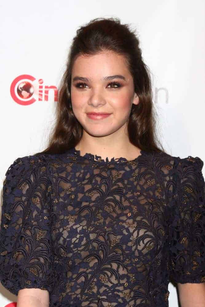 Hailee Steinfeld looked sweet ang young during the CinemaCon Big Scrren Achievement Awards as she attended with this half-up hairstyle.