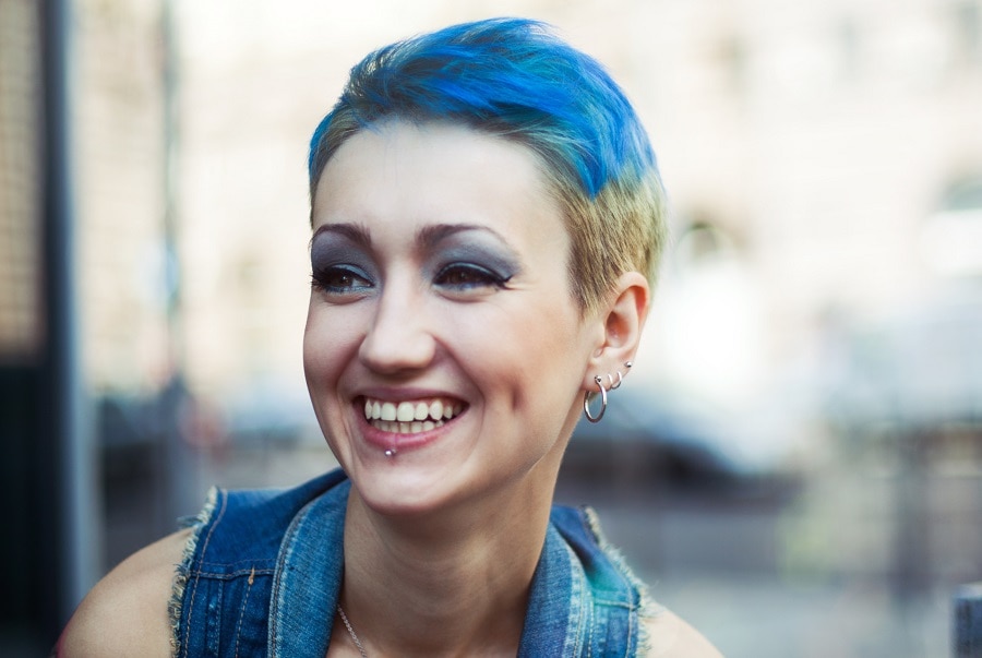 short blue grunge hairstyle with undercut