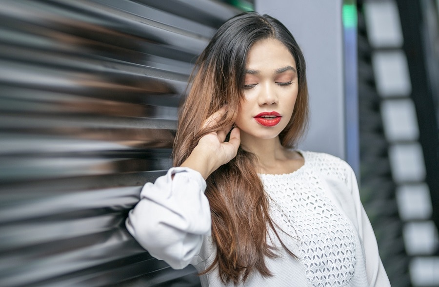 woman with dark brown ombre hair