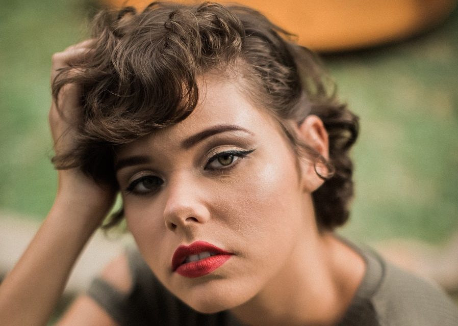 1930s short curly hairstyle