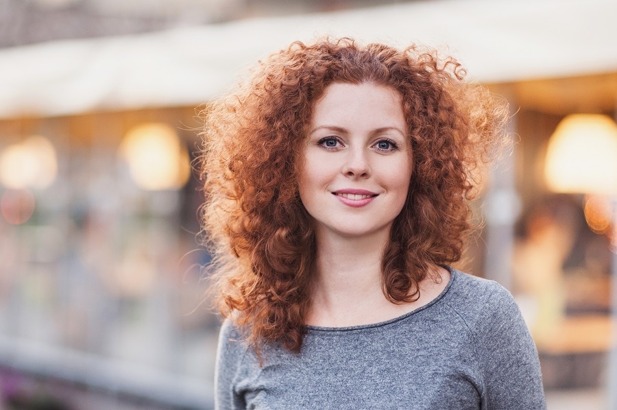 curly hairstyle for woman with long face