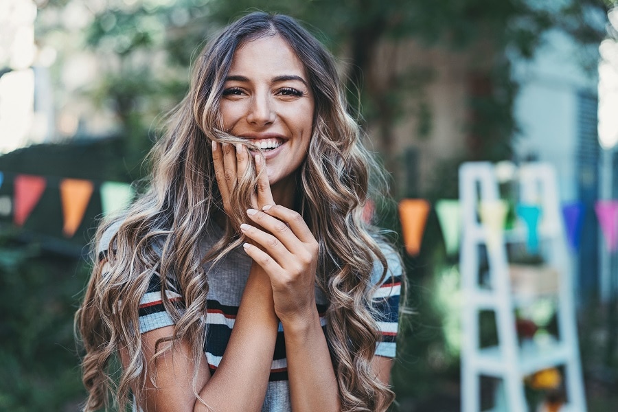 long wavy hairstyle for long faces