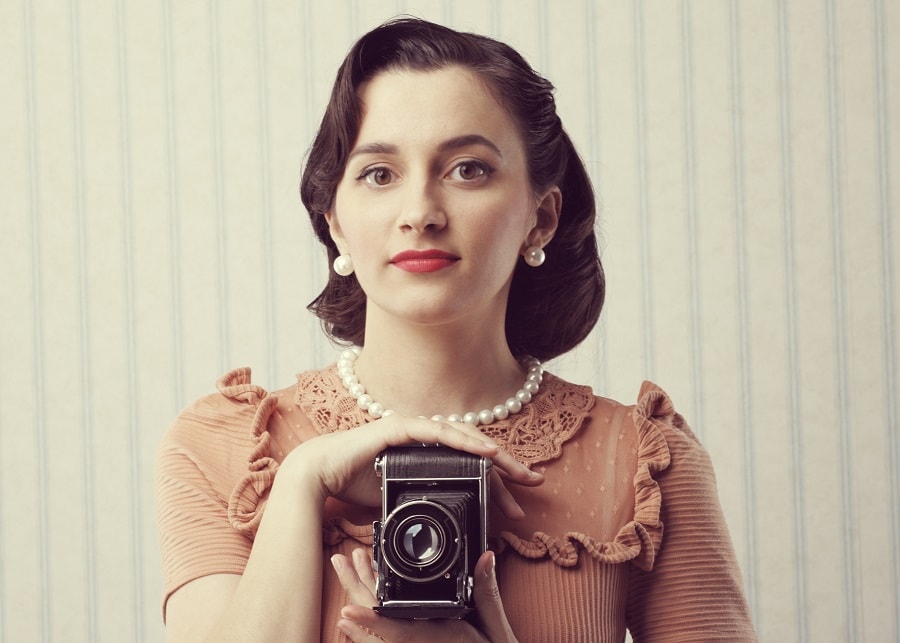 woman with 1950s bob hairstyle