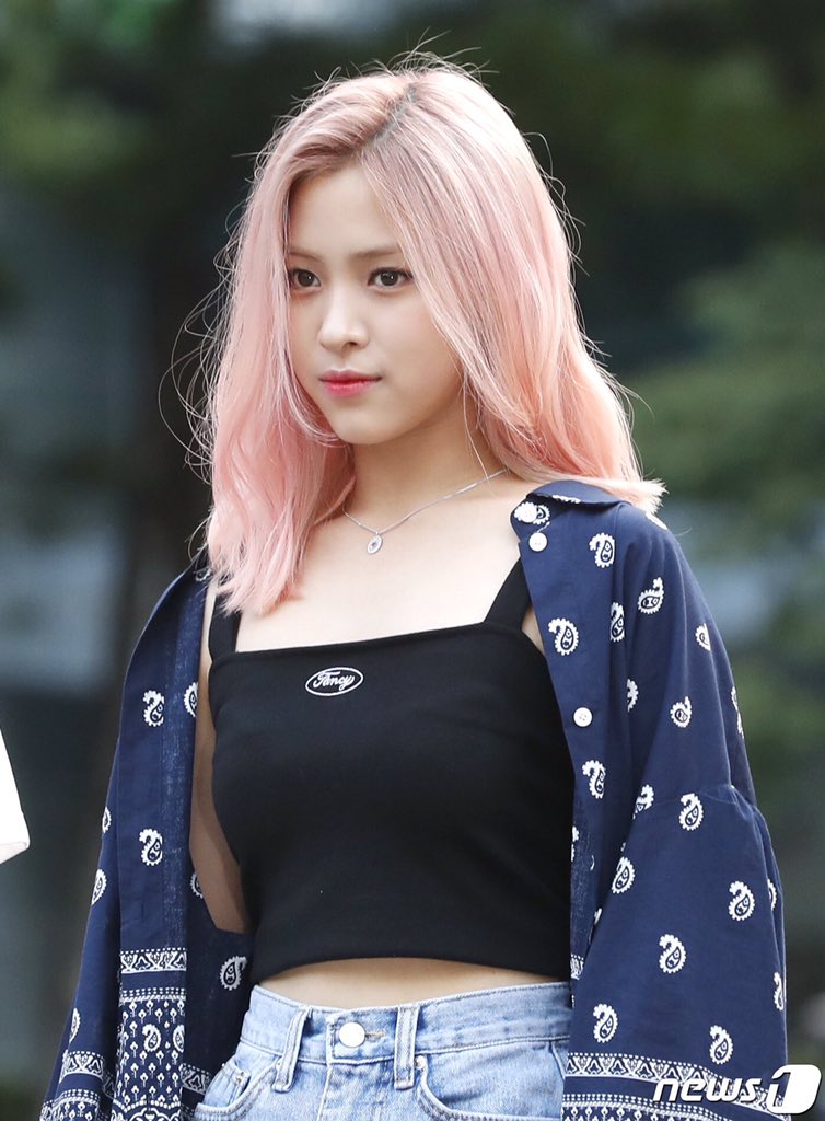 These Three Idols Are All Rocking Pink Hair And People Are ...