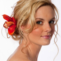 13 Hawaiian Hairstyles for the Perfect Beach Vacation